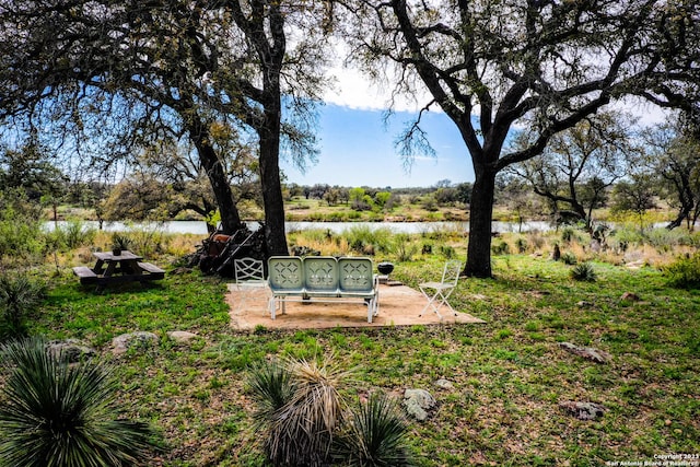 view of yard featuring a water view