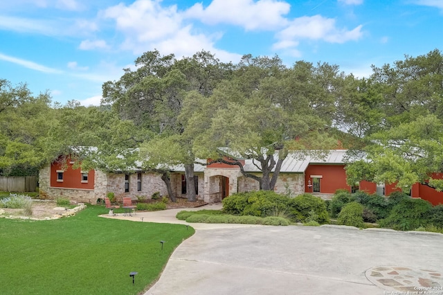 view of front of property featuring a front yard