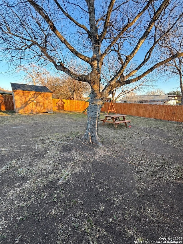 view of yard featuring a shed