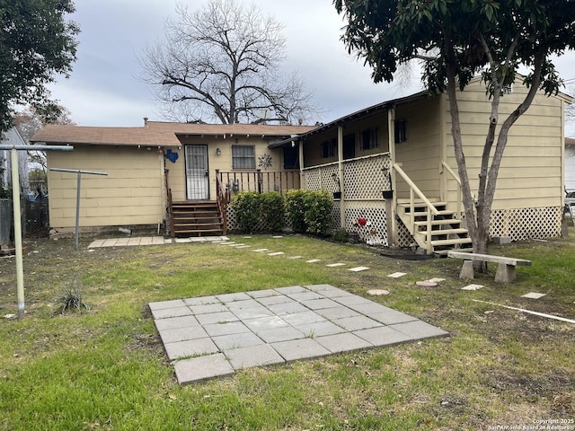 back of house featuring a yard