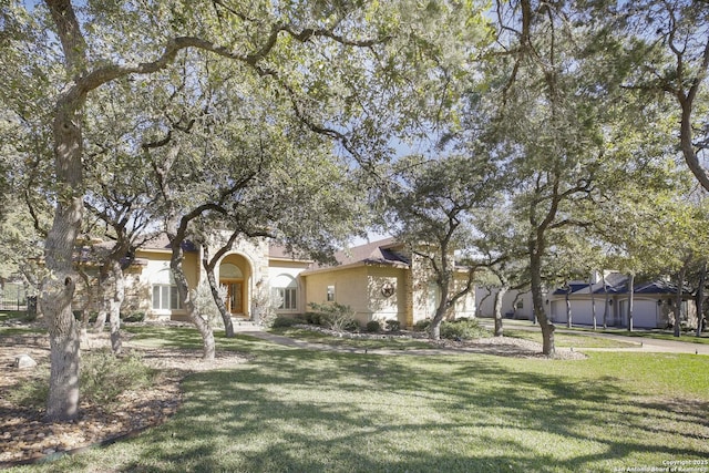 view of front of property with a front yard