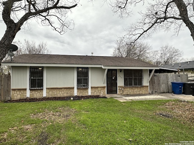 single story home featuring a front yard