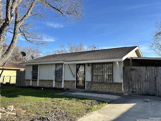 single story home featuring a front lawn