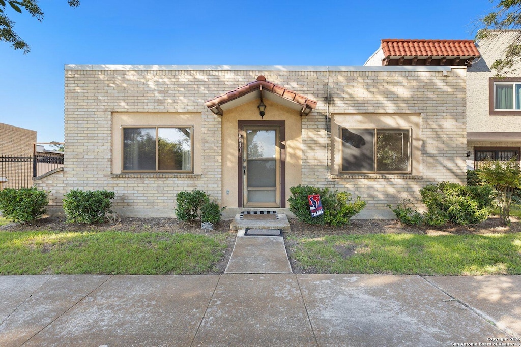 view of front of house featuring a front yard