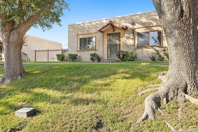 view of front of house featuring a front lawn