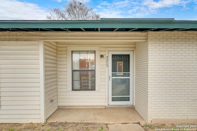 entrance to property featuring a patio