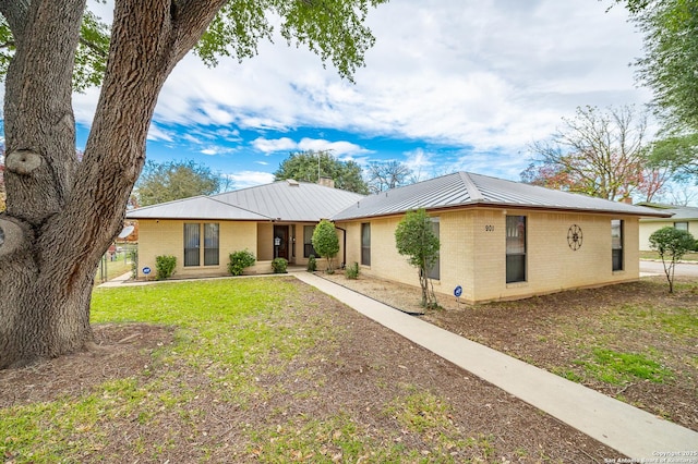 ranch-style house featuring a front yard