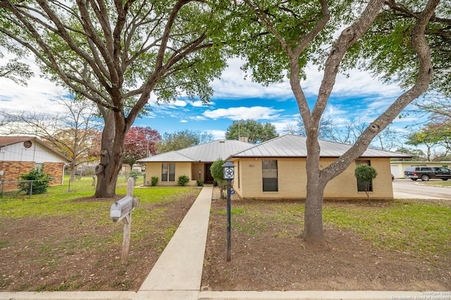 ranch-style house featuring a front yard