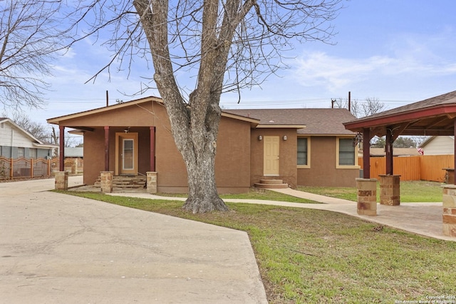 view of front of property featuring a front lawn