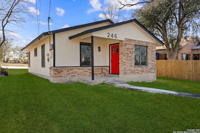 ranch-style home featuring a front lawn