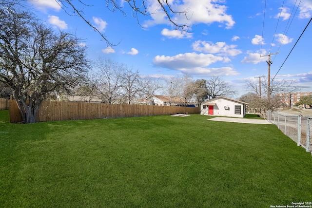 view of yard featuring a patio