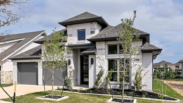 606 Inner Path, New Braunfels, TX 78132 - view of front of house featuring a shingled roof, an attached garage, driveway, and a front lawn