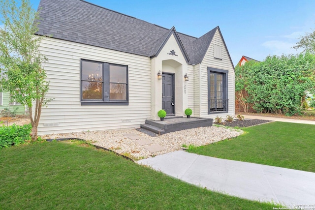 view of front facade featuring a front yard