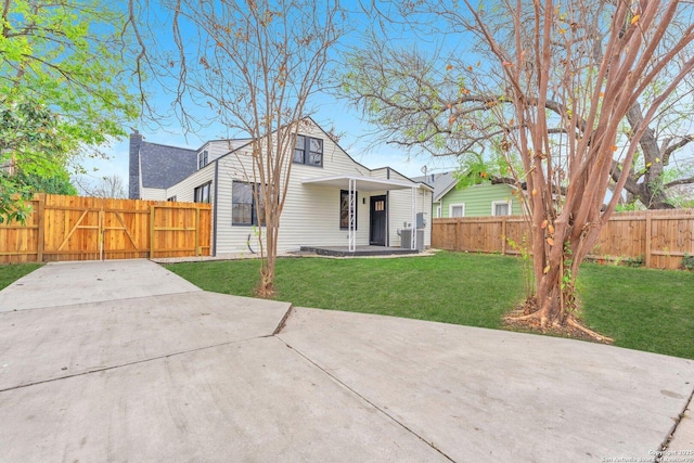 view of front of home featuring a front yard