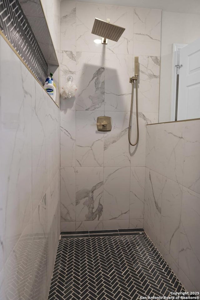 bathroom featuring tiled shower