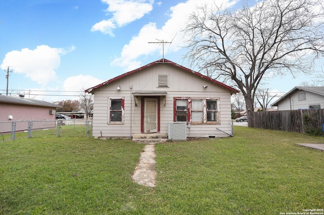 view of front of property with a front yard