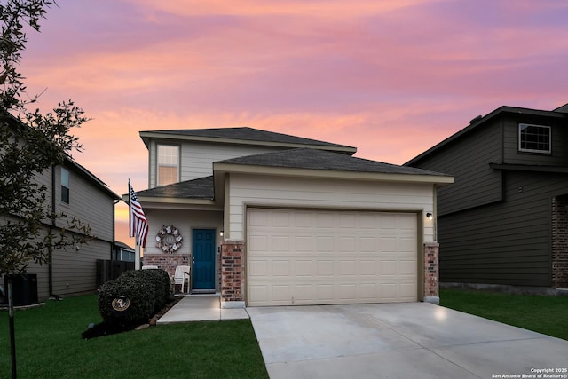 view of front of house featuring a lawn and a garage