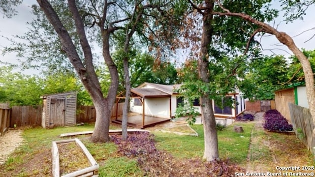 view of yard featuring a storage shed