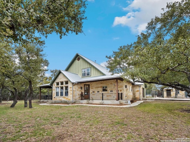 view of front of property featuring a front lawn and covered porch