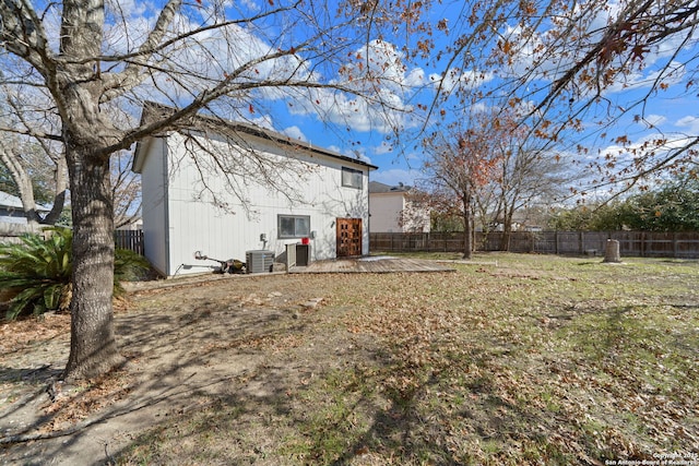 view of yard featuring central AC unit