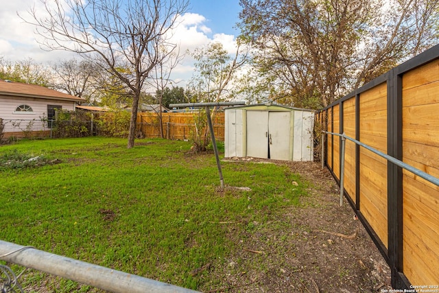 view of yard featuring a storage shed