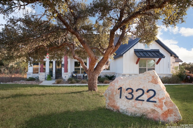 community / neighborhood sign featuring a lawn