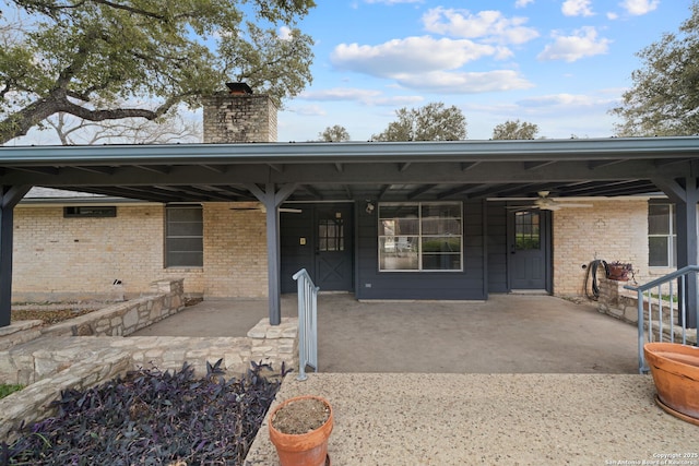 doorway to property with ceiling fan