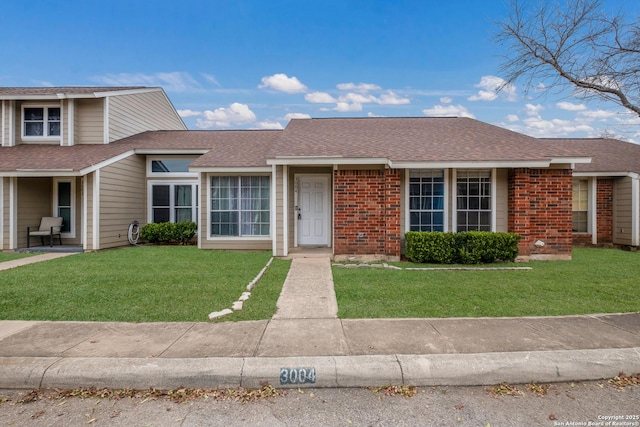 view of front facade with a front yard