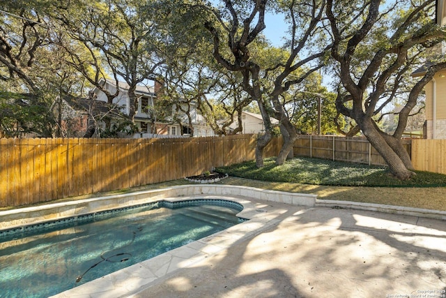 view of swimming pool