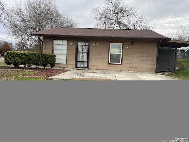 view of front facade with a carport