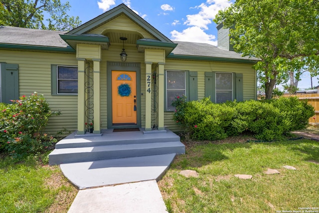 view of front of house featuring a front yard