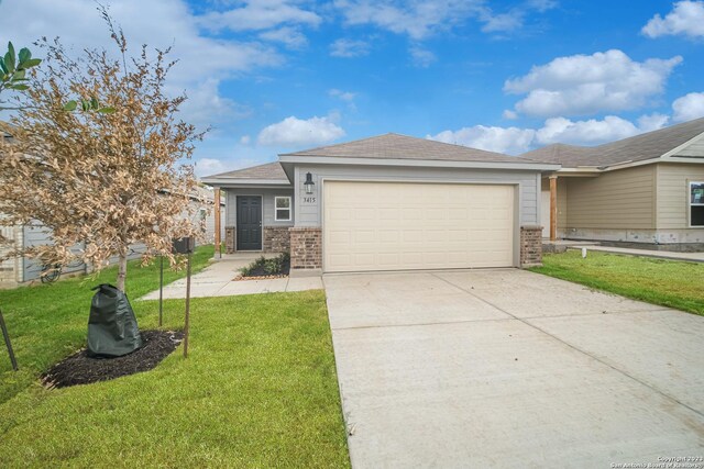 view of front of house featuring a garage and a front yard