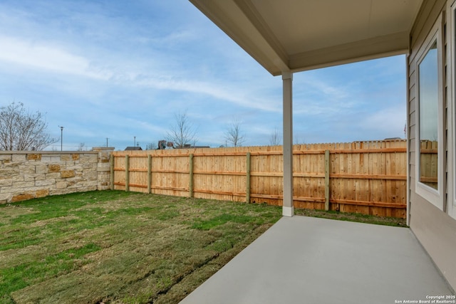 view of yard featuring a patio