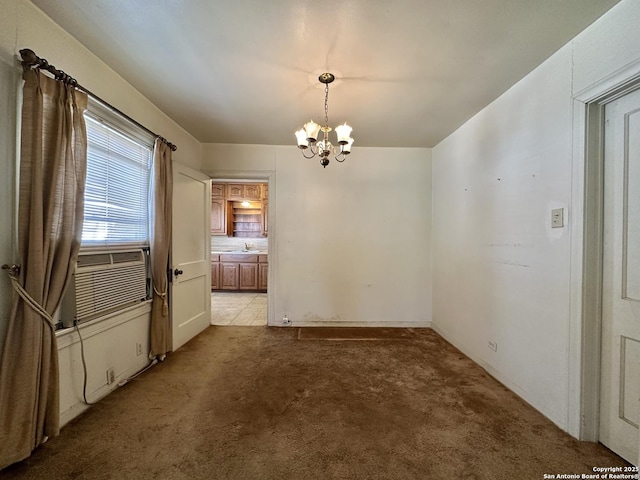 unfurnished dining area with sink, light colored carpet, cooling unit, and a notable chandelier