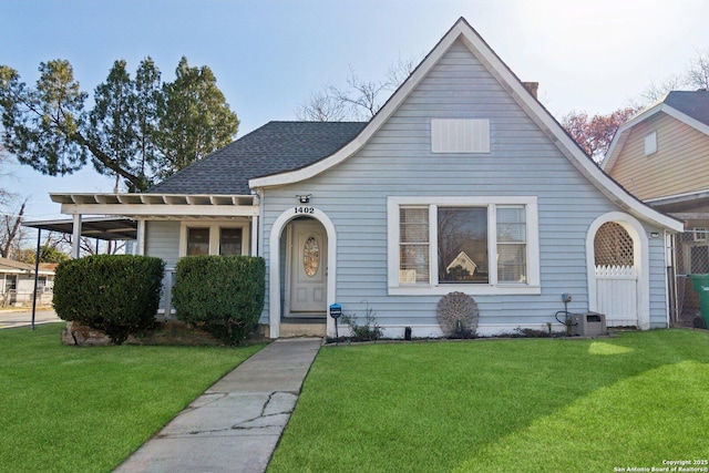 view of front facade featuring ac unit and a front lawn