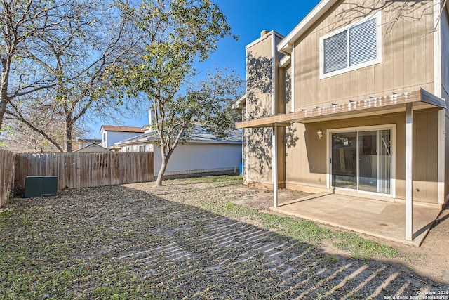 view of yard featuring a patio area