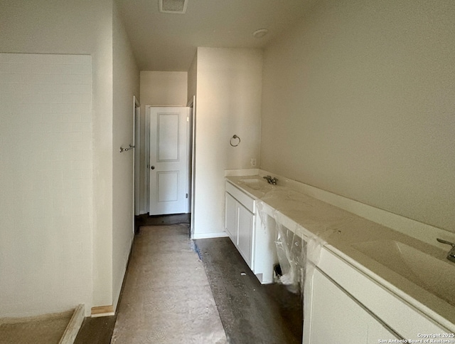 bathroom featuring sink