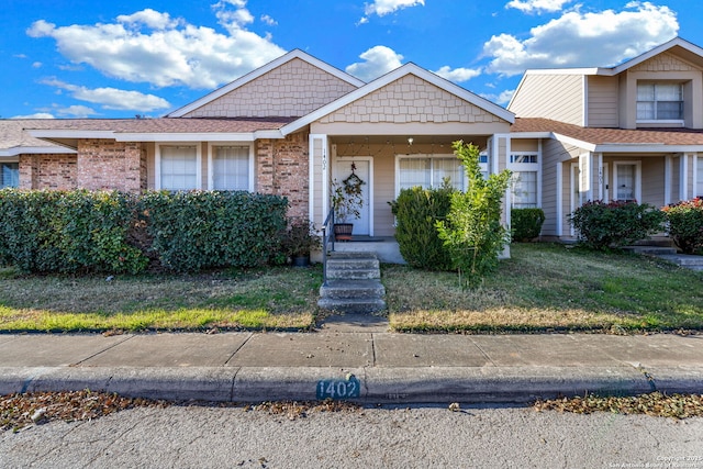 view of front facade featuring a front yard