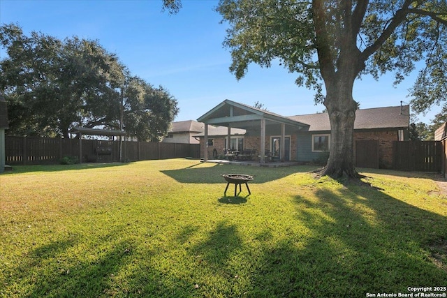 view of yard featuring an outdoor fire pit