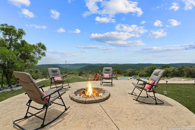 view of patio with an outdoor fire pit