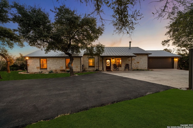 view of front facade featuring a yard and a garage