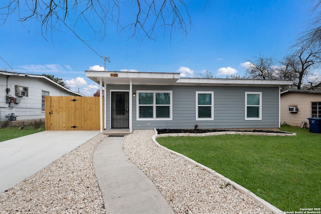 view of front of house featuring a front yard