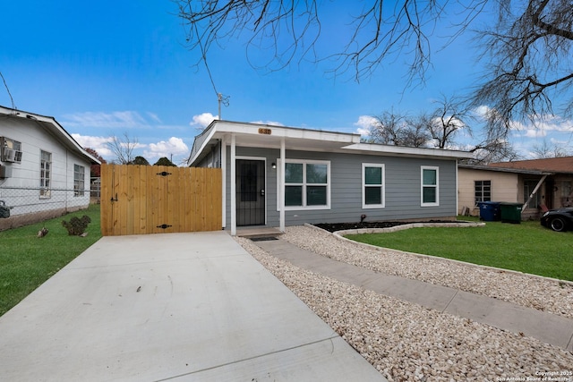 view of front of property featuring a front lawn