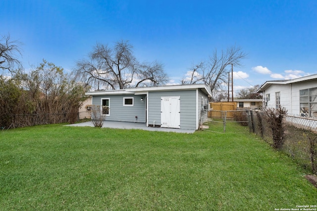 back of house featuring a yard