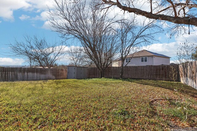 view of yard with a storage shed