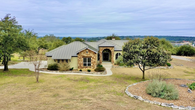 view of front of home featuring a front lawn