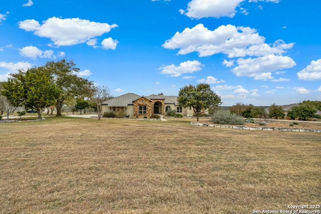 single story home with a front lawn