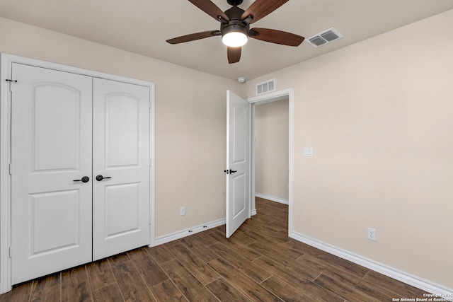 unfurnished bedroom with ceiling fan and a closet