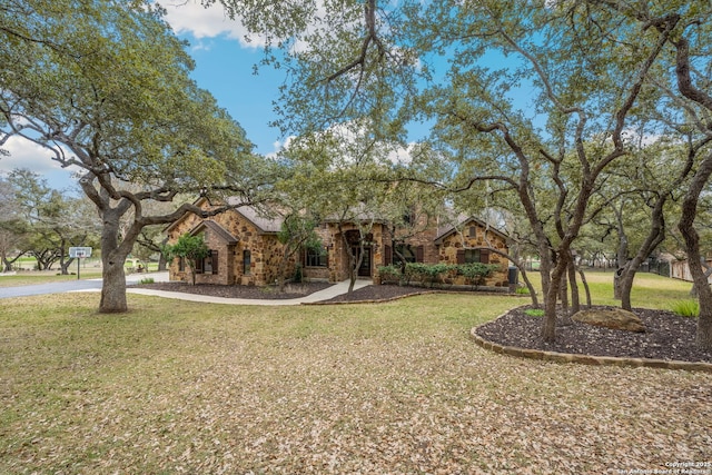 view of front of property featuring a front lawn