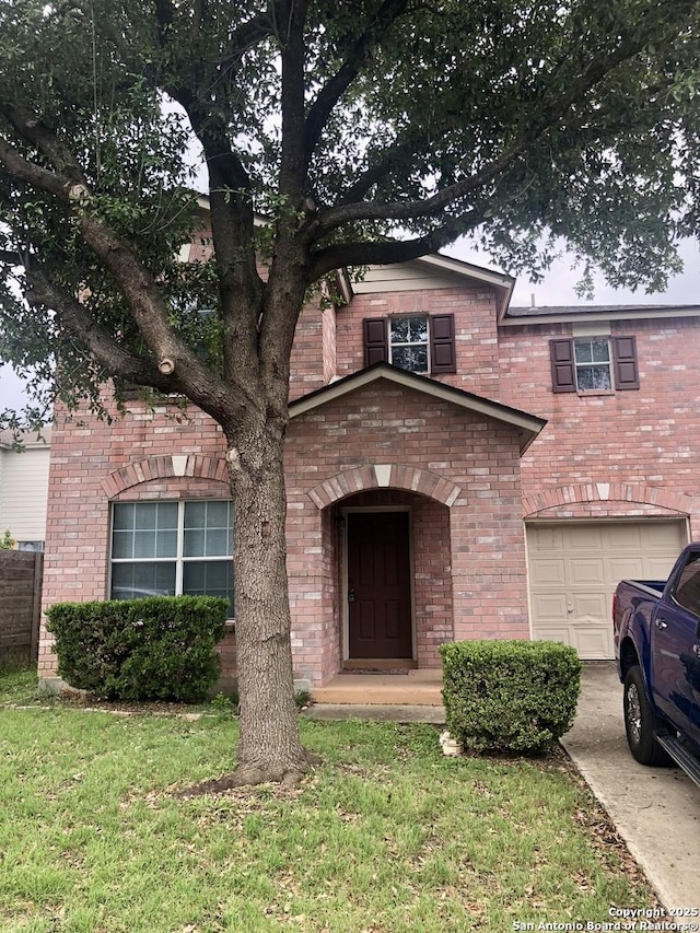 view of front of property featuring a front yard